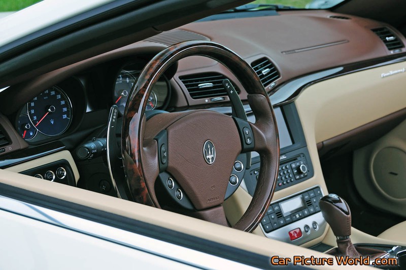 2011 GranTurismo S Convertible Dash